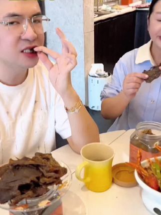 湖岭牛肉干,温州的特色美食,选用新鲜的黄牛肉,加上各种调味料制作而成。#温州特产牛肉干 #零食推荐吃货必备 #手撕牛肉干 #温州湖岭牛肉干 #好吃到停不下来