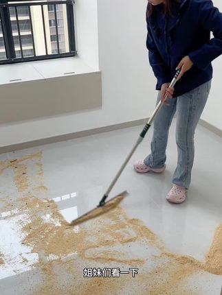 装修期间买过最满意的就是这个魔术扫把,软硅胶材质能干湿两用,干刮不扬灰,湿刮没水印,瓷砖木地板都能用,入住后用它刮地又快又轻松,扫把和拖布都省了,不是智商税,真的很好用#记录装修过程 #魔术扫把 #刮水拖把 #装修分享