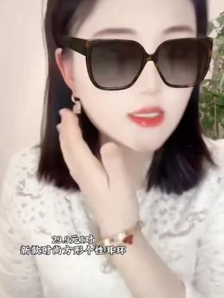 小二自己带的同款耳环,喜欢的下手哦,便宜又好看