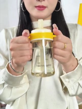 宝宝4个月后喝奶慢,不爱喝水的,可以试试皇宠好吸学饮杯,颜值特别高,宝宝咕咚咕咚爱上喝水!一杯三用,从4个月用到幼儿园都没有问题!#奶瓶 #学饮杯 #母婴好物 #宝妈分享 #宝宝喝奶