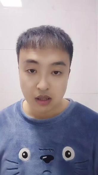 植发一周年啦。录个视频大概讲一下过程,被问的最多的问题以及效果对比。虽说不能和原生发比,但我还是挺满意的,起码比之前强,几千多针没白挨😄#植发 #植发的人后来怎样了 #植发手术