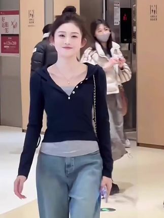 2025新款!芯娇晴蓝色短款连帽卫衣,辣妹必备! #芯娇晴卫衣 #蓝色短款上衣 #辣妹穿搭 #辣妹上衣 #女士卫衣新款