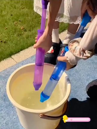 别人有的快乐,咱也有,大人小孩都喜欢玩,#烟花水枪 #水枪 #夏季玩水的快乐 #水枪大战 #玩水的季节