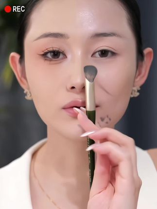新手小白不会用遮瑕的都试试这个遮瑕刷……它就像化妆师的手一样在给你遮瑕,工具选对事半功倍!!#遮瑕教程 #平价好物#新手化妆教程