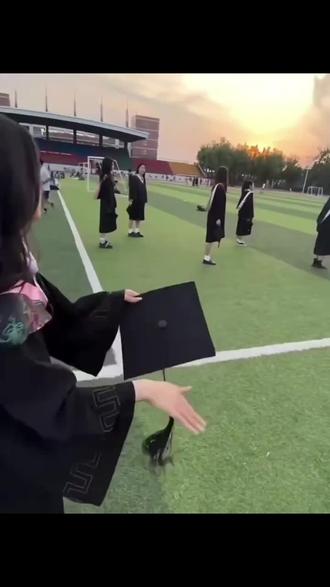 大学生毕业服纪念帽子流苏垂布定制校徽毕业
拍照学院风学士学士服#学士服 #毕业季 #学院风 #毕业 #大学毕业