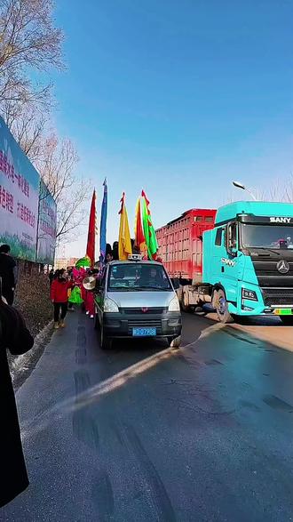 千年古驿,续丝路新章!
泾水弯弯牵丝路,豳地悠悠候驼铃,彬州借这汪千年水,把丝路故事讲给时光听。
2025年12月11日,33峰骆驼、30余名队员组成的“东天山来的骆驼队”,踏着千年古丝路北道的印记抵达彬州。这支自新疆哈密巴里坤启程、跋涉近3000公里的队伍,循着古商队足迹穿越陕甘大地,终于踏入这座古称“豳地”的千年驿站。
古丝路北道上,彬州曾是长安西去的重要节点,泾水谷地曾见证无数商队歇脚补水、满载红枣果品再赴西程。
如今驼铃声再次回荡泾水之畔,恰似跨越时空的文明对话。队员们踏着冬日光影前行,沿途群众自发相迎,重现了古道“客至如归”的温情场景 。这场文化远征,不仅复刻了丝路商贸的历史图景,更以坚韧步履传承着开拓包容的丝路精神,让古豳大地的文脉与新时代的民族交融共鸣。
驼队在彬州的驻足,是千年驿道的古今重逢,更是丝路精神的当代延续。当泾水映照着驼影,古驿呼应着新程,彬州正以这场跨越山河的相逢,为丝路文化续写着“文明互鉴、薪火相传”的新篇。
#新疆东天山骆驼