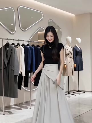 高级感穿搭的心动瞬间 在极简风的服饰店内,我换上垂感满分的缎面长裙,转身的瞬间被镜中自己惊艳——流畅的剪裁勾勒温柔曲线,高级感面料在灯光下泛着细腻光泽。闺蜜在旁笑着举起手机:"这套必须拿下!你就是行走的时尚画报!" 👗💃#穿出高级感 #高级感穿搭 #简约大气 #高级感女装 #修身高定女装 @抖音小助手