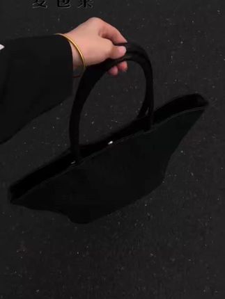 天~这只黑色托特包真的是早八人必备,真的是非常通勤又百搭。简约很大气!可以放平板 保温杯雨伞都可以装下,#水桶包通勤包包#小众包包 #上班背的包#通勤大包#时尚单品