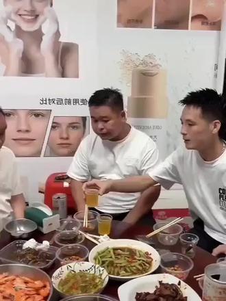 #黄小弟 #黄小弟8018 搞笑视频,酒桌吹牛皮。