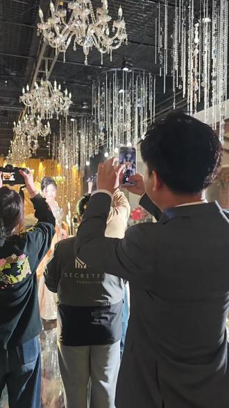阳泉备婚|以礼服定场景!金色老钱风太出片 真正的定制婚礼,从来不是套用模板✨
这场金色老钱风婚礼,
完全根据新娘的金色礼服量身搭配场景。
色调呼应、质感统一、高级又显贵,
现场氛围感直接拉满,
连新郎都忍不住不停拍照记录。
做婚礼我们始终不将就,
尽全力落地每一对新人的专属浪漫。
#阳泉备婚 #阳泉婚礼策划 #老钱风婚礼 #金色系婚礼 #定制婚礼