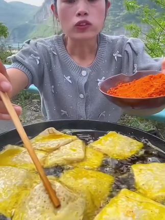 老乡们,贵州大方手撕豆腐又来活动了!吃起来软嫩 Q 弹有嚼劲,又辣又麻又香,有喜欢的老乡赶紧下手喽 #贵州美食#豆干#大方手撕豆腐#贵州大方六龙手撕豆干#贵州大方手撕豆干