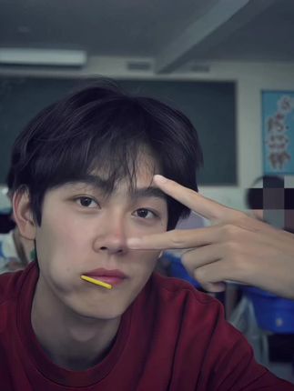 我已经不想再收拾自己了 反正收不收拾都一样丑#孤身 #徐秉龙 @Jcccc