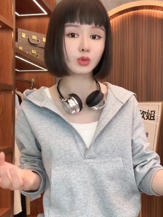 这个两件套上身真的好乖啊,卫衣加背心,层次感一下就来了。超百搭又显瘦的卫衣!休闲慵懒风十足上身超减龄!#遮肉显瘦 #卫衣 #早秋松弛感穿搭 #韩系穿搭 #洋气减龄