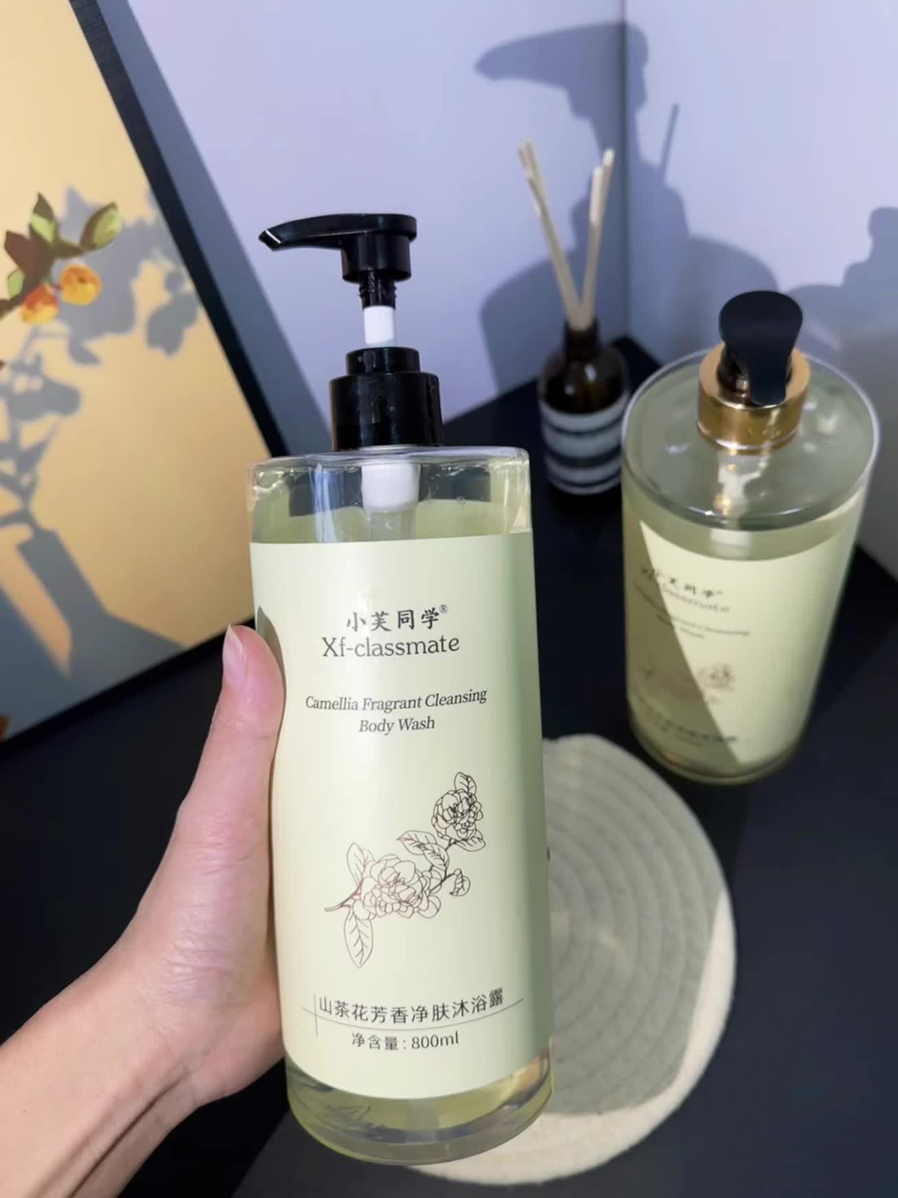 小芙同学山茶花沐浴露:洗一次就沦陷的山茶花香氛沐浴体验 谁能拒绝一场山茶花的沐浴盛宴?小芙同学山茶花芳香净肤沐浴露,800ml大容量装,让你把山茶花的温柔与洁净统统承包! 挤一点在浴球上,丰富绵密的泡沫瞬间绽放,山茶花的清雅香气便萦绕周身,仿佛置身于山茶花海中。它不仅能温柔洗净肌肤污垢,还能给肌肤带来净透舒爽的触感,洗完后皮肤不拔干,留香还很持久,仿佛自带体香滤镜。 不管是忙碌一天后想要放松身心,还是追求精致生活的香氛爱好者,这款沐浴露都能满足你。快把这份山茶花的芬芳与洁净带回家,让每次沐浴都成为一场奢宠的感官享受~#洗护好物分享 #平价好物 #留香沐浴露 #洗护用品 #山茶花沐浴露
