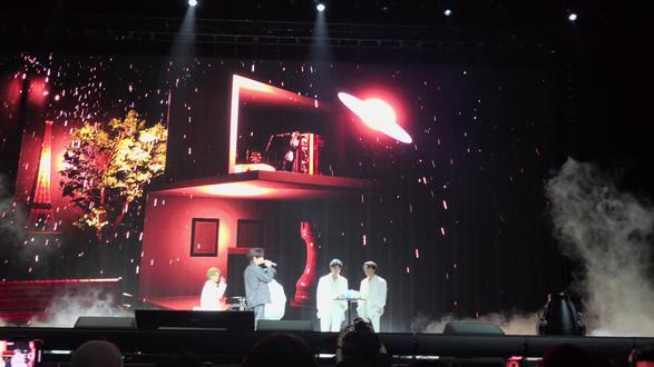 好好听 云旗老师厉害了唱粤语《一人行》
世界某角落
无意间的闪烁
见证寂寞 自己的感觉……
#云旗郝熠然澳门演唱会 #追星的幸福此刻具象化了 #演唱会打卡