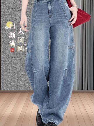 高腰宽松阔腿弯刀牛仔裤,以“弯刀”剪裁为设计核心,裤管膝下微收再自然散开,打破常规阔腿的单调。高腰设计牢牢锁住腰线,宽松裤身藏肉显瘦,搭配短款露腰上衣,既能凸显腰臀比,又借由牛仔的粗粝感中和甜腻,潮酷中透着巧思。 #日常通勤穿搭 #显瘦显高穿搭 #简约舒适 #小众时尚 #都市穿搭 @抖加🔥上热门🔥dou+🔥热点宝 @抖音创作小助手