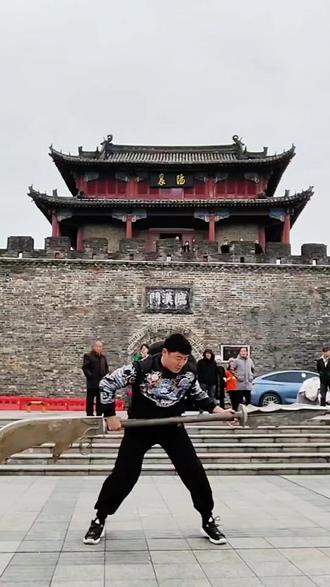 #重刀#状元刀#春秋刀#举刀拉弓#非遗传承人 #重刀
舞大刀、耍大刀,在古代是考武状元的第二项。在转起大刀时要求单手过头,华夏几千年的历史,这是传统文化之一。一百多斤的大刀不是兵器,是练功用的,老话讲练重用轻,一力降十会,我本着锻炼身体为目的,让更多的人有一个大概的认知。作为一个中国人你可以不了解传统文化,但请你们个别人说话留些口德,为你家人积点福报。