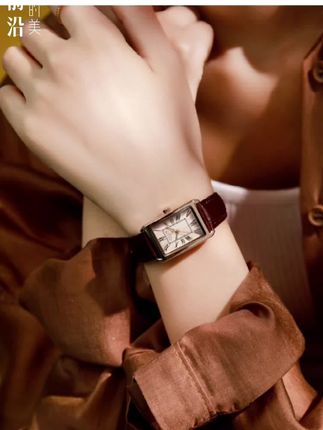 最近又在追剧~ 邢菲🉑太甜啦!! 不过甜归甜!邢菲同款小方表 真的真的好气质 厚厚看!立马入手!#腕表 #腕表分享 #女士手表 #手表推荐 #小方表