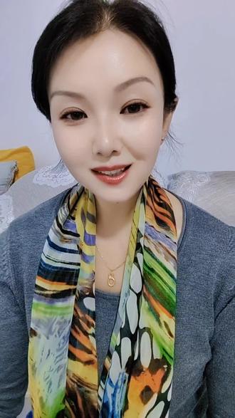 闺蜜或写作(闺密”)是汉语中专门用于形容女性之间亲密友谊的词语,其核心含义可概括为以下三点:
1、词源与定义:
该词源自“闺中密友”,其中“闺”指旧时女性居住的内室,引申为女性私密空间;“密友”则强调关系的亲近与信任。
现代用法中,“闺蜜”特指女性之间关系紧密、能够分享隐私、相互支持的朋友,通常具有无话不谈的特征。
用词演变
2、早期规范写法为“闺密”,但当前“闺蜜”更为常见,部分权威来源认为两者可通用。
该词常与女性友谊、亲密关系等概念关联,并带有情感共鸣的意味,例如流行文化中常以“一个像夏天一个像秋天”比喻闺蜜间的互补性。
3、社会意义
闺蜜关系被认为对女性心理健康至关重要,提供情感支持、共同兴趣分享等功能。
需注意,该词通常不适用于男性友谊或跨性别友谊场景,具有明确的性别限定性。