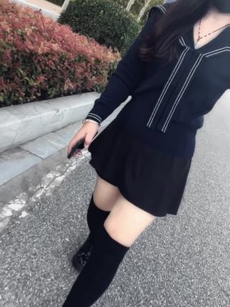 #创作者中心 “除了物质和偏爱,任何喜欢你都不要当真,如果有人说你物质,那就物质吧,给糖就笑的年纪已经过去了#新款上新 #穿搭分享