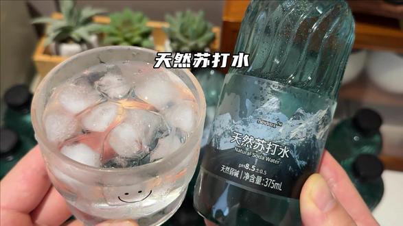 喝起来口感非常的绵柔,清润甘甜跟普通水完全不一样#天然苏打水 #苏打水 #蓝小泉