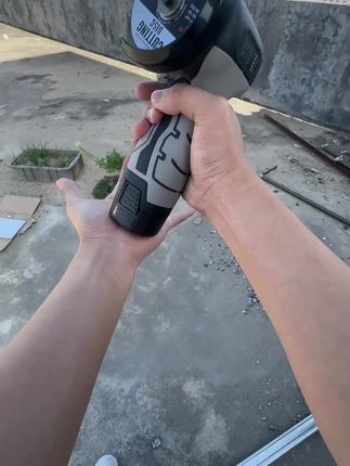 这就是你们一直在寻找的无线角磨机,它不用插电,也不用拉线,安装上电池就能使用,动力强劲,不管你是想切割金属还是木头,都非常的方便。而且它还特别的轻便,女生都能轻松拿动,平时家里备上一个,用的时候也特别的省心,喜欢的朋友赶紧点击下方链接抢购吧!
