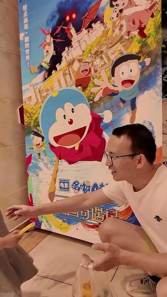啊啊啊!谁懂啊😭刚看完《哆啦A梦:大雄的绘画奇遇记》直接哭 大雄爸爸直接封神理想老爸天花板好嘛!!
加班累到眼睛都睁不开,还蹲在地板上陪大雄一笔一画勾勒梦想🎨 面对其他人对大雄“画得烂”的质疑,立刻化身护崽狂魔:“这可是我儿子的作品!” 那种眼里闪着光、无条件信任孩子的模样,真的会破防!!
原来被爸爸偏爱的小孩,连走路都带着风✨ 突然明白,比起事事完美的父母,孩子更需要的是永远站在身后、把自己的奇思妙想当宝贝的超人家人!宝子们都去看这部,狠狠被大雄爸爸的爱治愈了🥹
#电影哆啦A梦大雄的绘画奇遇记
#哆啦A梦25新电影后劲儿好大
#有大雄这样的爸爸一定很幸福
#建议父亲节带爸爸看哆啦A梦
#总在成为大人的路上