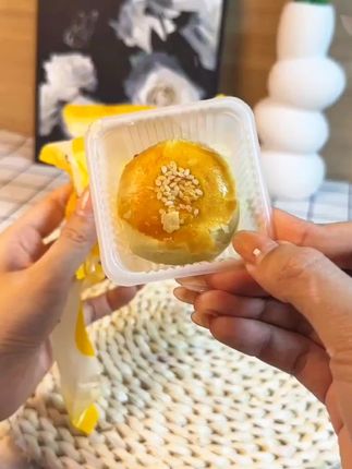 芝士的咸香加上沙沙糯糯的咸蛋黄!口感巨丰富巨香!完全不腻!太好吃了吧!#鲍师傅#蛋黄酥