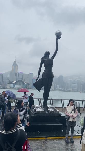 来到维多利亚湾都会来这里吧 我也来这里打个卡
#香港维多利亚港 #女神铜像#香港电影金像奖