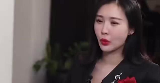 长袖善舞辗转腾挪的田朴珺对自己的认知 田朴珺对自我认知极为清晰,她在多个访谈和著作中反复强调“自爱优先”“自强不息”,视“自恋”为正面品质,认为这有助于自我呈现和成长。 她的职业规划也体现出强烈的目标导向性:从演艺起步,到跨界房地产、制片、写作和主持,形成多线并进的“斜杠”生涯。
内核是野心外溢和杠杆思维。她被形容为“野心勃勃的女人”,视男人(或资源)为“杠杆”,通过美貌、才华和社交实现阶级跃升。
尽管规划清晰,她的路径有“矛盾”:强调独立,却被指依赖王石(婚后资源暴增)。 这让她活得“辛苦”,不愿接受“真实自己”。 但她的成功证明:清晰认知+灵活社交,能在多变环境中生存。普通人可借鉴:多尝试领域,但需平衡野心与道德,避免“榨干后抛弃”的指责。