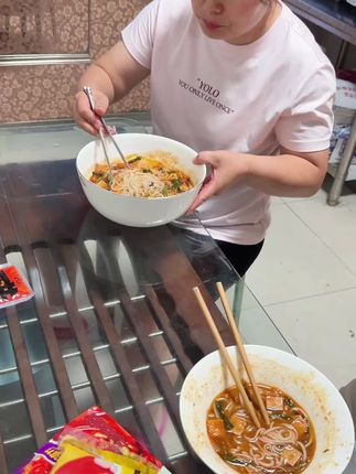 #螺蛳粉 喜欢吃螺蛳粉的几天不吃就馋了,汤汁浓郁,解馋还方便