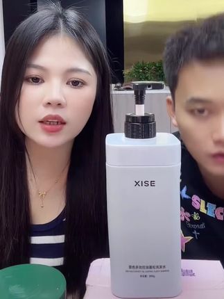姐妹们,这个洗发水真的绝了!它是那种大容量的家庭装,特别适合我这种勤快的人,每次洗头都用一点,就能把头皮洗得干干净净,而且味道也很好闻,洗完之后头发很柔顺,一点都不油腻。我已经回购了好几次了,真心推荐给大家,你们一定要试试看! !#养发护发#自用好物推荐 #洗护好