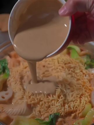#味仙居麻辣烫料 以后想吃麻辣烫,再也不用去外面了,自己在家做,干净又卫生,做法特别简单,把喜欢吃的食材依次放入锅里,然后倒入一袋味仙居麻辣香锅料,加水煮开就可以吃了,真的太香了!汤汁浓郁,比买的还好吃,以后想吃啥就做啥,简直不要太爽!喜欢的朋友赶紧点击链接下单吧! #火锅底料 #家常麻辣米线粉面麻辣香锅料酱料 #营养料理 #无限回购的宝藏单品