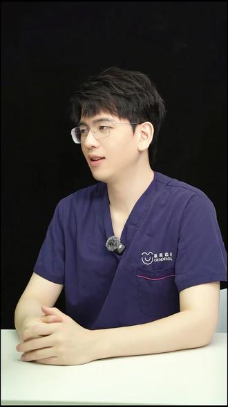 你的脸型,早就决定了你能不能拔牙矫正! 以为正畸都能瘦脸?你的面型答应了吗!
面诊时,医生都在偷偷看你的“下颌角”!
其实人的面型分3种,直接决定了你的正畸方案:
1️⃣ 高角脸(偏长脸):适合拔牙!能帮你改善面部比例;但如果强行推磨牙向后,脸可能会显得更长哦🐎
2️⃣ 低角脸(方短/方圆脸):拔牙需谨慎! 容易让下半部分脸更短宽。反而适合推磨牙向后,顺时针旋转拉长脸型,让下颌线更流畅✨
3️⃣ 均角脸(标准比例):天生好骨相,根据牙列情况决定方案
#深圳牙齿矫正 #高角面型 #低角面型 #脸型的重要性 #正畸科普