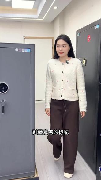 家里贵重物品没地方放?这款保险柜包邮还免费退! 今天下午五点半之前下单!这款保险柜不仅有运费险还可以享受包邮哦~#居家好物#虎牌保险柜#保险柜#床头柜式保险柜#保险柜家用