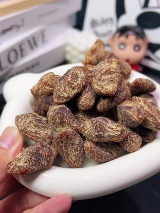 小梅乌家新出的葡萄爆青梅,每一颗都是这种胖嘟嘟的广东软枝大粒梅,里面包裹着一整颗的新疆夏黑葡萄,还结合了陈皮和茯苓进去#追剧小零食 #休闲零食 #太好吃了 #健康零食 #办公室零食