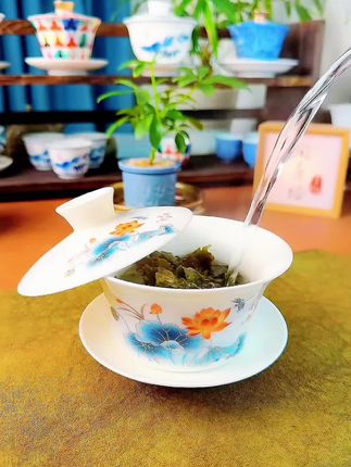 家人们,今天一定要给大家介绍一款令人惊艳的新款盖碗!它拥有360毫升的大容量,可悬停可旋转,多种图案可选,喜欢大盖碗的三点来我直播间。#源头工厂 #召唤茶友 #茶生活#八宝茶羊脂玉大盖碗#超便宜超划算