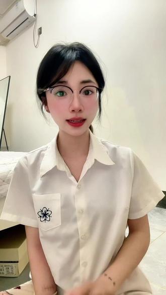 来多闪跟小火人开启聊天日常吧 #多闪app#多闪#AI小精灵#续火花#热点