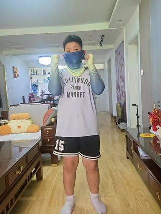快试试这个新款轻薄透气的防晒面罩吧,比口罩更实用,全方位防护挂耳即可出门,宽松版型佩戴非常舒服。高弹力冰丝面料不会紧绷,不容易蹭花,妆容凉凉的很透气,搭配墨镜帽子也很好看,放下来还可以当丝巾,出去游玩也很方便。#运动健身 #骑行#防晒套装#防晒面罩#冰丝防晒袖