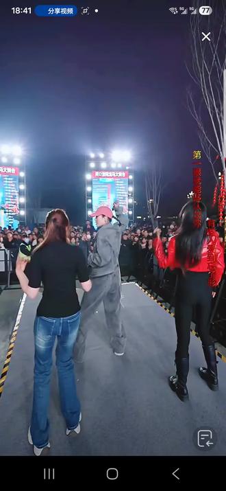 中国内地职业歌手郑艺演唱《我要找到你》,敬请关注河南三妹##演出现场视频分享给大家