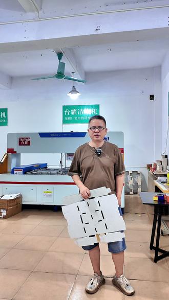 纸箱清孔最怕孔位多,一张一张靠人工戳,慢不说,人还容易累。内孔清废机适合这种多孔位产品,一次压下去,孔位清得更整齐。操作简单,普通工人也容易上手,适合纸箱厂批量清孔参考。
#纸箱清孔 #孔位多 #一次清干净 #东莞厂家 #内孔清废机