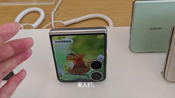 家人们,还在为小米MIX Flip2的萌宠壁纸设置发愁吗?别担心,看完这个教程,包你轻松上手!
1. 解锁手机,找到并点击“设置”图标,进入设置页面。
2.在设置中找到“外屏”选项,点击进入。
3. 接着点击“外屏锁屏” 。
4.这里有多种款式和模板,我们点击“AI动态壁纸”。
5. 这时,可以从相册中挑选自家萌宠的照片上传,或者直接用手机给宠物拍一张。上传成功后,稍等片刻,系统就会通过强大的AI技术,生成超可爱的动态锁屏形象。
6. 生成后,点击“设为壁纸”,就能把独一无二的AI萌宠壁纸应用到锁屏啦,每次点亮屏幕,都能看到可可爱爱的毛孩子!
怎么样,是不是超简单?快动手试试,让你的小米MIX Flip2秒变萌宠乐园!
#小米之家
#小米mixflip2
#玩机技巧