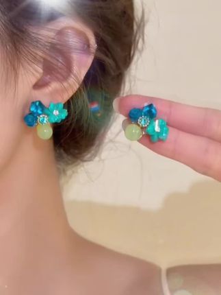 🧚♂️温温柔柔好吸睛阿~,一眼爱上的蓝色锆石花朵耳钉💗,渐变蓝绿色超显白层次感超强✨,戴上就是绽放在耳边的莫奈花园🌈,#时尚饰品 #饰品分享 #耳饰搭配 #超好看 #美出新高度