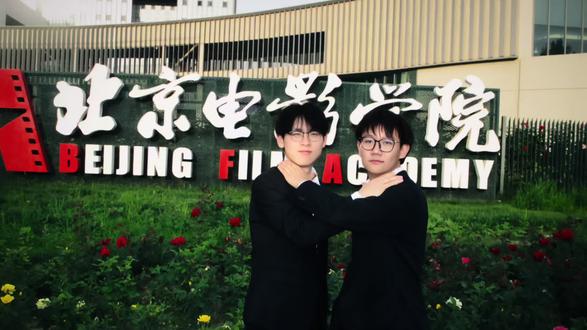 一日北电体验卡 答辩vlog.谁说表演不来源于生活呢,来北电就要拍微电影vlog
“脚印消失在路口,寻觅所有人行色匆匆”@导yeah(装箱)