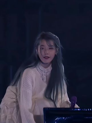 她不洗头就算是素颜没有任何打扮一副邋里邋遢的样子,我也照样会心动换句话说她就站在那里,谁也比不了