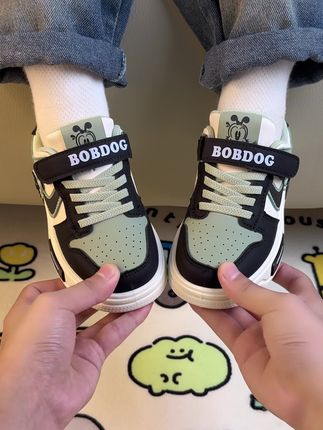 孩子下周就要开学啦,妈妈们,你们一定要给娃安排一双巴布豆家的新款休闲板鞋,孩子秋天上学穿就很合适,商场里面都要三百多,现在商家换季冲销量,你们看我这里才多少,比买杂牌都划算,上脚真的太潮太酷啦,款式经典百搭,皮质的鞋面防水耐脏好打理,加厚鞋头防踢防撞,防滑的鞋底又软又耐磨,三分之一处可弯曲,后跟做了加固,保持脚踝平衡,品牌内里做工质量都很好,魔术贴设计穿脱方便,趁现在价格合适,刷到的妈妈呢,有合适尺码的,赶紧给娃挑一双吧~#童鞋 #运动鞋 #休闲鞋 #品牌童鞋 #秋季新款