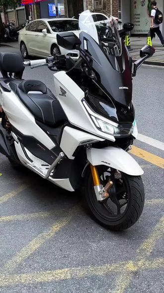 我就告诉你了,这摩托车我必须得买#晒出你的爱车 #看看哪位大神能猜出来这是什么品牌,型号的车子 #拍出电影感系列 #创作者中心 #创作灵感