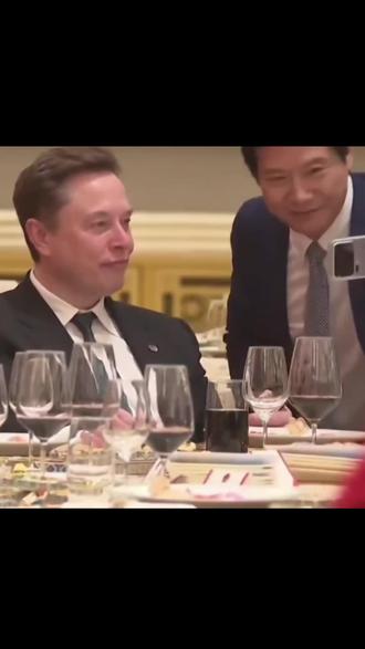 雷军和马斯克合影我看到的是谦虚礼貌的雷军
