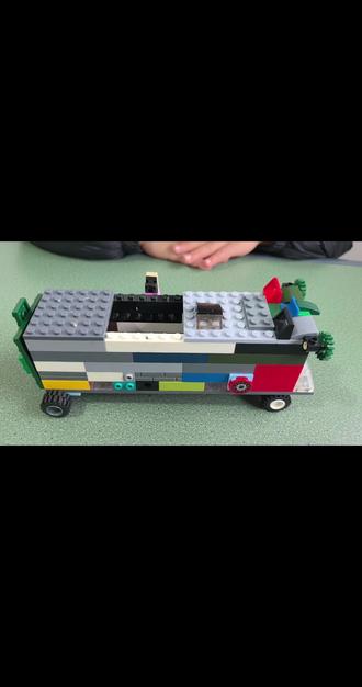 谁懂啊!5岁半娃的乐高世界太精彩了👏 不按图纸,全靠脑洞自主拼搭,车有专属动力系统,每块积木都有它的“岗位职责”~尊重孩子的小热爱,陪他一起守护这份珍贵的创造力✨#乐高 #乐高垃圾车 #乐高玩具 #乐高积木