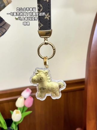 好朋友 送你小马挂件 如果发财了一定不要忘了我呀 嘻嘻#马上有钱 #马上发财 #挂件#小马挂件 #黄金挂件